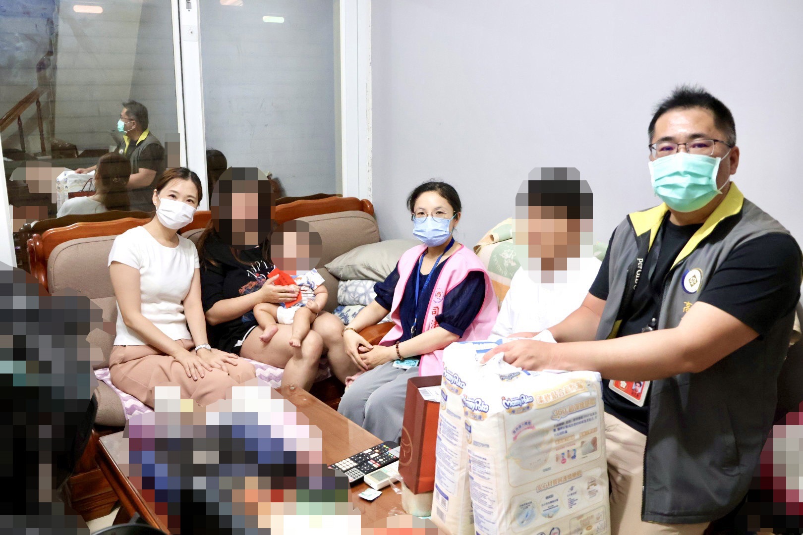 高雄執行分署關懷家有罕病兒 端午節前拜訪弱勢義務人