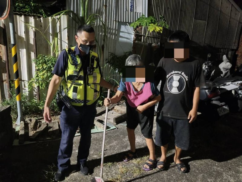 管區員警熟悉轄區助迷途老婦返家　警民攜手深夜助團圓